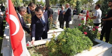 15-temmuz-demokrasi-ve-milli-birlik-gunu-etkinlikleri-kapsaminda-kent-mezarligindaki-sehitlik-ziyaret-edildi-1.jpg