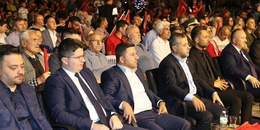 15-temmuzda-geceyi-aydinlatan-isik-ay-yildiz.jpg