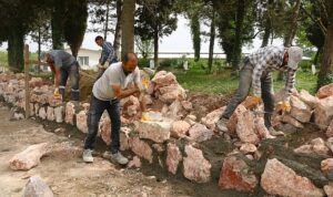 17-mezarlikta-tas-duvar-ve-tel-cit-yapiliyor-FslTL3DB.jpg