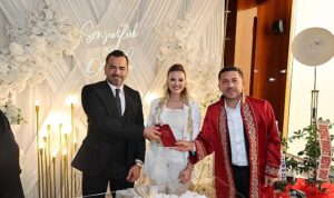 20-temmuz-ilkokulu-ogrencilerinin-mezuniyet-programina-katilan-belediye-baskani-rasim-ari-daha-sonra-busra-cN1aJa5w.jpg