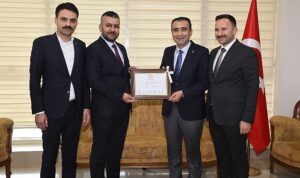 31-mart-yerel-secimlerinde-milliyetci-hareket-partisinden-yeniden-belediye-baskani-secilen-savas-kalayci-mazbatasini-wnnNicHJ.jpg