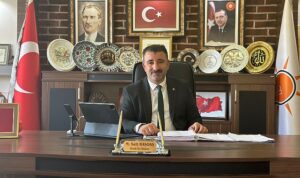 ak-parti-konak-ilce-baskani-basdastan-cagri-konak-belediyesinin-borc-pankartini-asin-FupqitKX.jpg