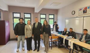 ali-yildirim-sezer-ailesiyle-oyunu-kullandi-u91ZGX8l.jpg