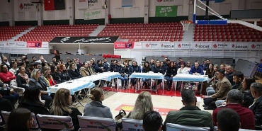 aliaga-belediyesi-personeli-baskanlari-icin-salon-kapatti.jpg