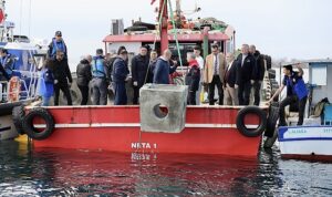aliaga-korfezinde-yapay-resifler-suya-birakildi-FXuGJmqS.jpg