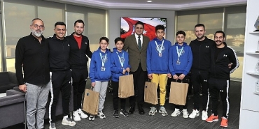 aliaganin-sampiyon-genclerinden-baskan-serkan-acara-ziyaret.jpg