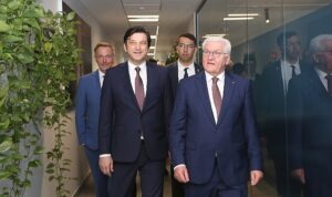 almanya-cumhurbaskani-frank-walter-steinmeier-dhl-express-turkiyenin-istanbul-havalimanindaki-operasyon-merkezini-ziyaret-etti-g8bkrDIT.jpg