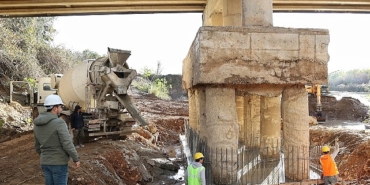 antalya-buyuksehir-aksu-cayi-koprusunun-ayagini-guclendiriyor.jpg