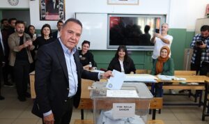 antalya-buyuksehir-belediye-baskani-muhittin-bocek-oyunu-kullandi-1ZtWJIY1.jpg