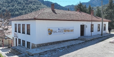 antalya-buyuksehir-belediyesinin-ari-ve-bal-ureticilerine-destegi-suruyor.jpg