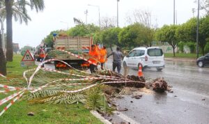 antalya-buyuksehirde-1200-personel-firtinada-hazir-bekledi-CKFvzY16.jpg