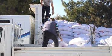 antalya-buyuksehirden-ureticilere-sut-yem-destegi.jpg