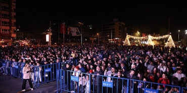antalyalilar-yeni-yil-coskusunu-cumhuriyet-meydaninda-yasadi.jpg