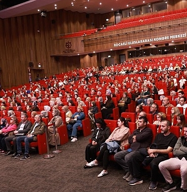 Aydemir, insanın anlam arayışını “ünsiyet” kavramıyla anlattı; “Hepimiz ünsiyet ihtiyacı içerisindeyiz”