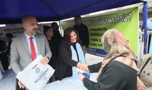aydin-buyuksehir-belediye-baskani-ozlem-cercioglu-ata-tohumlarindan-uretilen-fidelerin-dagitimini-sokede-gerceklestirdi-SIJ8lagR.jpg