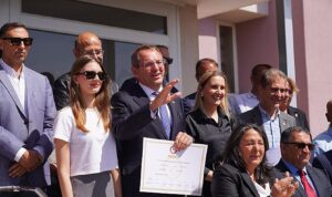 ayvalik-belediye-baskani-mesut-ergin-mazbatasini-aldi-d2ESE3Ox.jpg