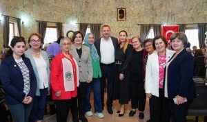 ayvalik-belediyesi-hafta-boyunca-kentin-farkli-noktalarinda-anneler-gununu-cesitli-etkinliklerle-coskuyla-kutladi-BVyV97ss.jpg