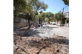 ayvalik-belediyesinden-150-evler-mahallesinde-yol-onarim-seferberligi.jpg