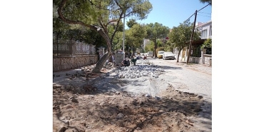 ayvalik-belediyesinden-150-evler-mahallesinde-yol-onarim-seferberligi.jpg