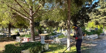 ayvalikta-mezarliklar-bayram-ziyaretlerine-hazirlandi.jpg