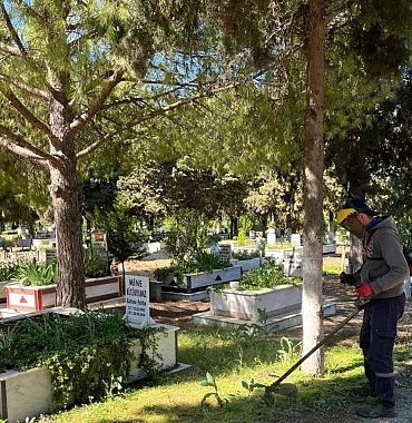 ayvalikta-mezarliklar-bayram-ziyaretlerine-hazirlandi.jpg