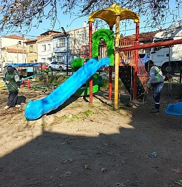 ayvalikta-park-ve-bahceler-ekiplerinden-7-24-yogun-mesai.jpg