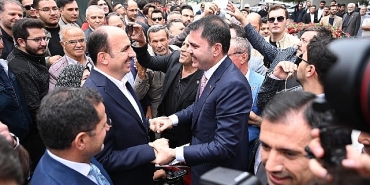 bakan-kurum-turbeonu-carsilarinda-konyalilarla-kucaklasti.jpg