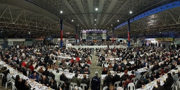balcovada-binlerce-kisi-iftar-sofrasinda-bulustu.jpg