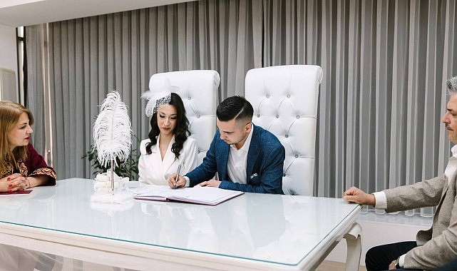 Balçova’da Yeni Evlenen Çiftlere Alışveriş Kartı Desteği