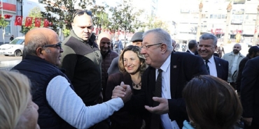 balikesir-buyuksehir-belediye-baskani-ahmet-akin-edremitlilerin-taleplerini-dinledi.jpg