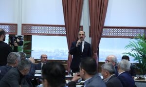 baskan-altay-akyokus-kasrinda-buyuksehir-meclis-uyeleriyle-bulustu-jUZi5PLP.jpg