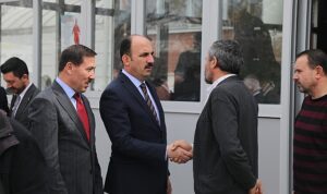 baskan-altay-ayakkabicilar-sanayiinde-esnafla-ve-ogrencilerle-bulustu-NMNOR735.jpg