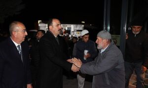 baskan-altay-iftar-oncesi-ve-teravih-sonrasi-konyalilarla-bulustu-5Wb642JQ.jpg