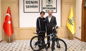 baskan-altay-ornek-davranisiyla-sosyal-medyada-buyuk-begeni-toplayan-liseli-gencle-bulustu-XgiT5bta.jpg