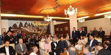 baskan-ari-vatandaslarla-ve-personelle-bayramlasti.jpg