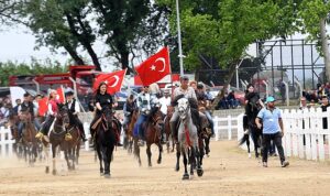 baskan-aydin-at-ustunde-halki-selamladi-EJ4YB1wM.jpg