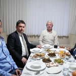 baskan-aydin-ayaz-ailesinin-iftar-sofrasina-konuk-oldu.jpg