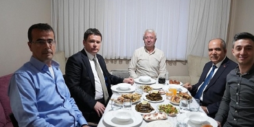 baskan-aydin-ayaz-ailesinin-iftar-sofrasina-konuk-oldu.jpg