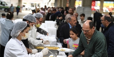 baskan-aydin-bin-kisiyle-ayni-anda-iftar-verdi.jpg