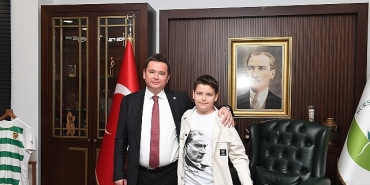 baskan-aydin-koltugunu-cocuklara-devretti.jpg