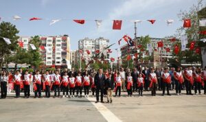 baskan-bocek-koltugunu-cocuk-baskana-devretti-DQ3q1yuZ.jpg