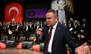 baskan-bocek-sevda-turkuleri-konserini-izledi-KMpucJMF.jpg