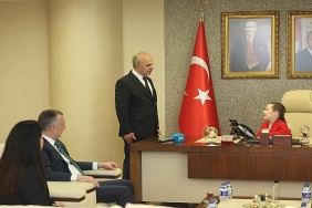 baskan-buyukakin-gelenegi-bozmadi-cocuk-bayraminda-baskan-damla-oldu.jpg
