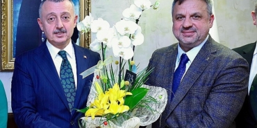 baskan-buyukakin-kongresini-tamamlayan-ilce-baskanlarini-kabul-etti.jpg