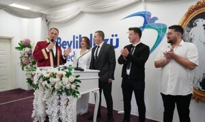 baskan-caliktan-sevgililer-gununde-evlenen-ciftlere-surpriz-Qt8lidKH.jpg