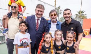 baskan-cemil-tugay-goztepenin-23-nisan-programina-katildi-butun-izmirin-belediye-baskaniyim-qIc7NqEC.jpg