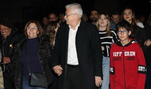 baskan-deveciler-halkiyla-bulustu-beraber-basaracagiz-Jzv3DuTU.jpg