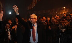 baskan-devecilere-sevgi-seli-lDP58qs9.jpg