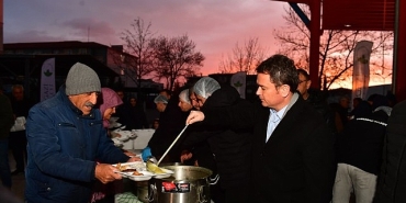 baskan-erkan-aydin-panayirda-vatandaslarla-gonul-sofrasinda-bulustu.jpg