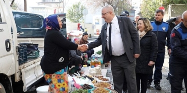 baskan-ertas-carsamba-pazarinda-esnafi-ziyaret-etti.jpg